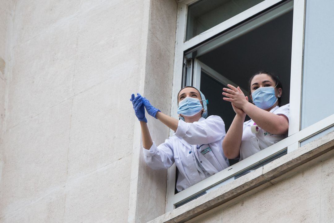 Varios sanitarios del Hospital Fundación Jiménez Díaz aplauden en apoyo a los profesionales fallecidos por coronavirus y sus familias