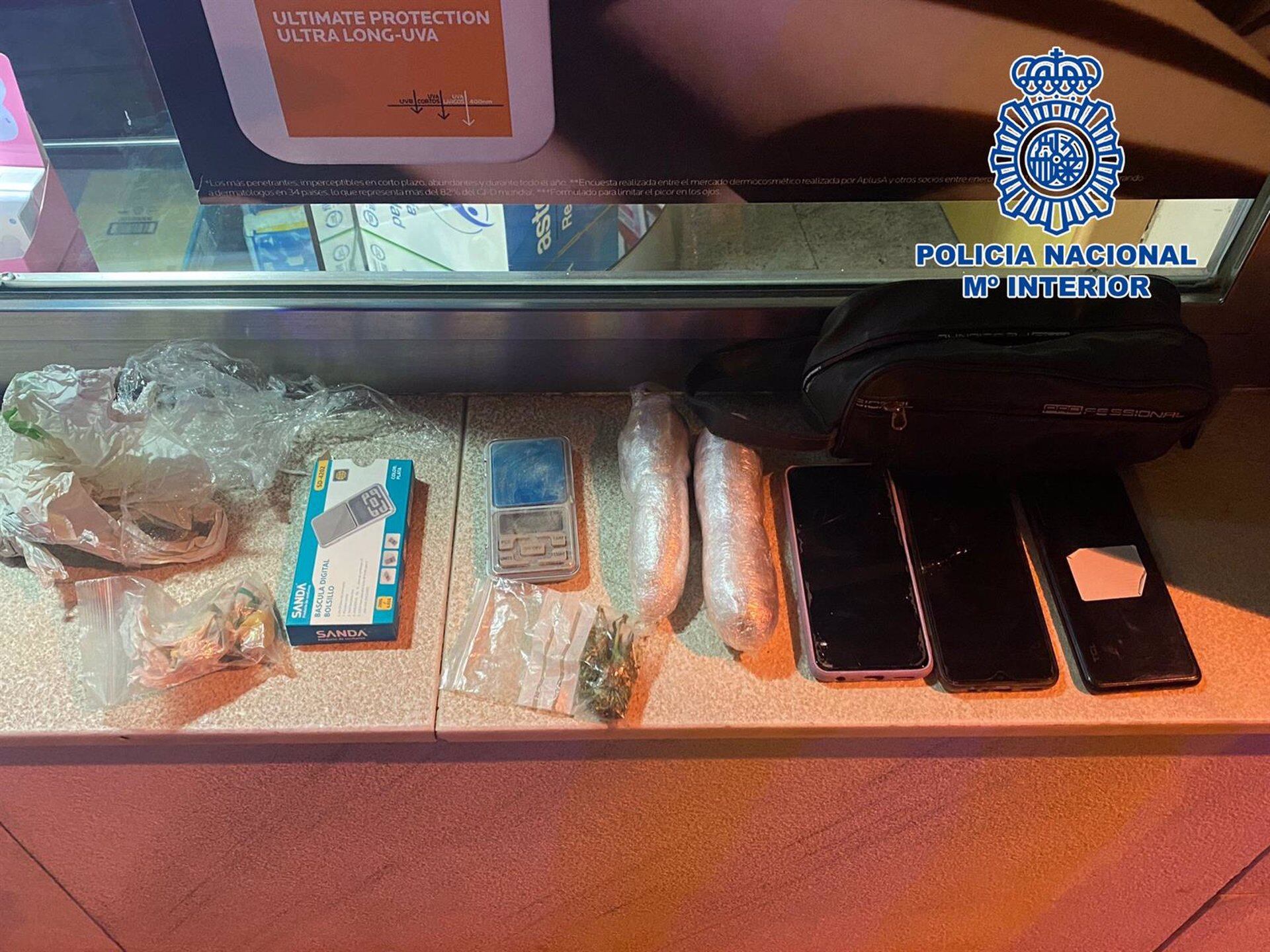 Material incautado por la Policía Nacional durante un operativo antidroga en Úbeda