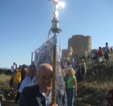 Procesión por las calles de la villa medieval de Moya.