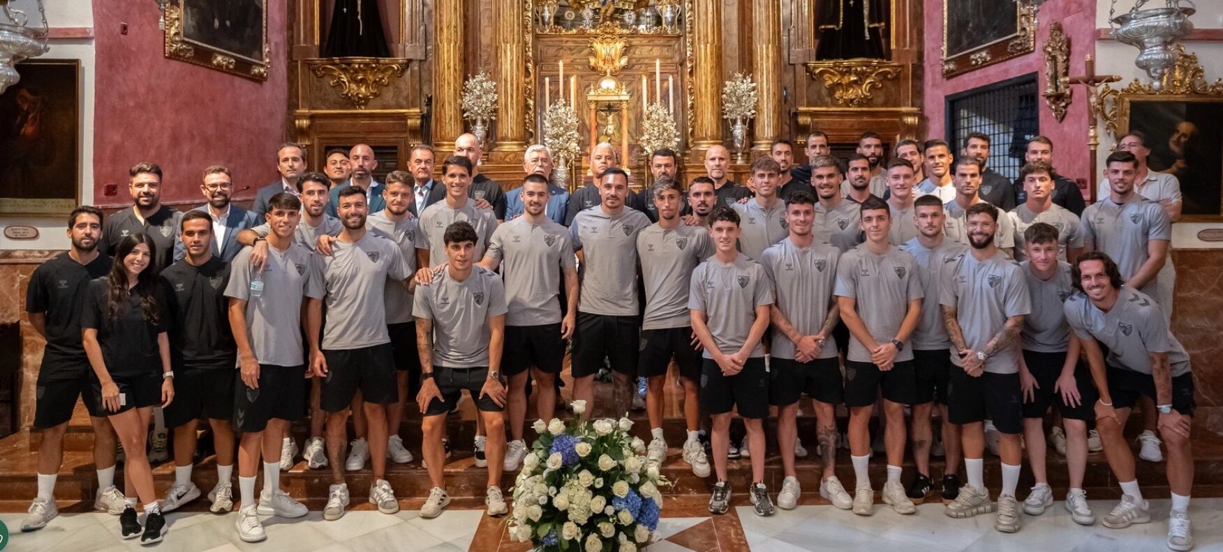 La plantilla del Málaga y el cuerpo técnico posaron delante de la imagen de la virgen