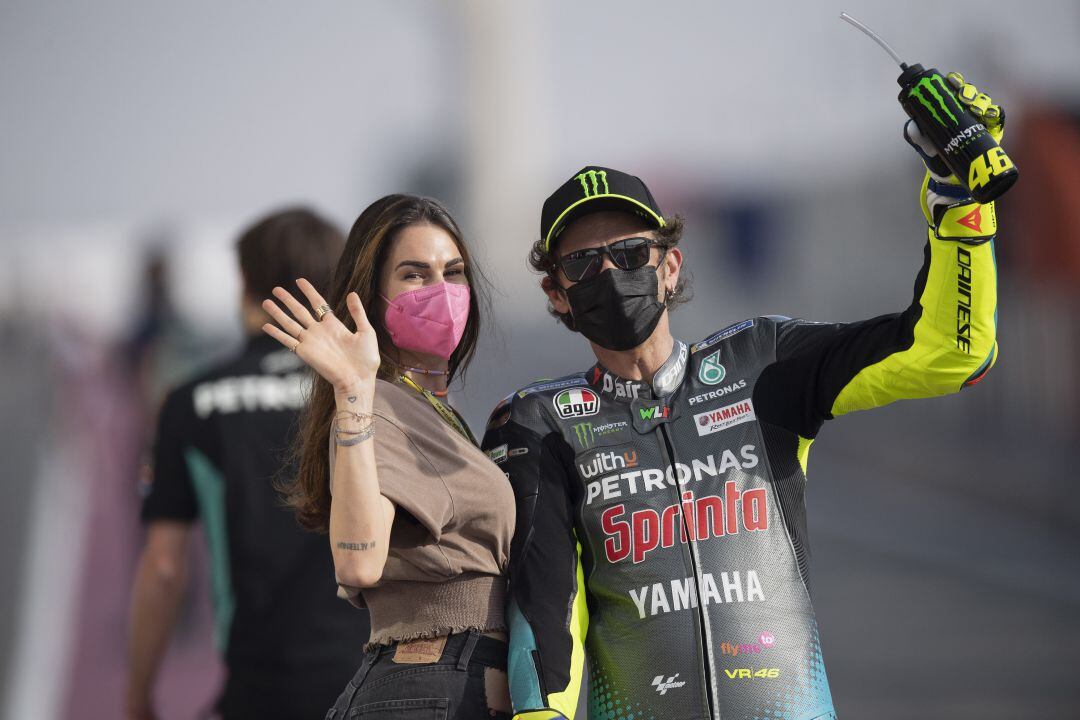 Francesca Sofía Novello y Valentino Rossi posan durante el Mundial de Moto GP 2021