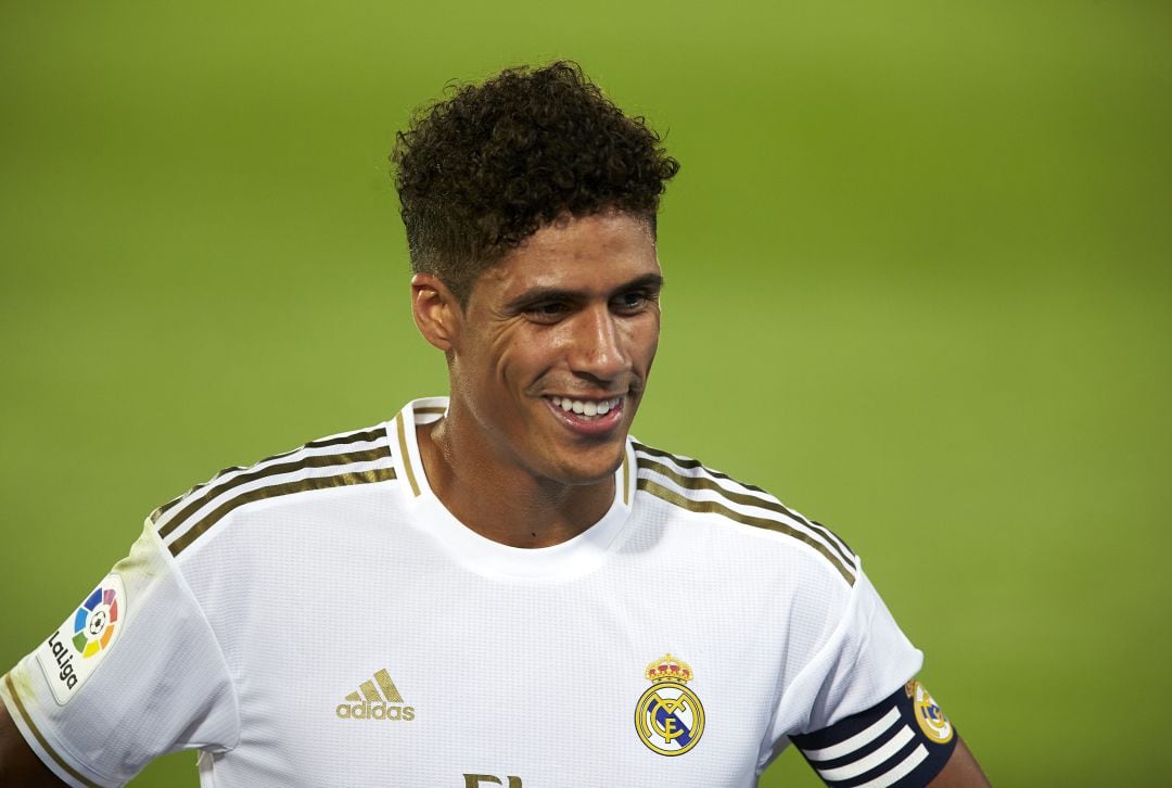 Varane portando el brazalete de capitán.