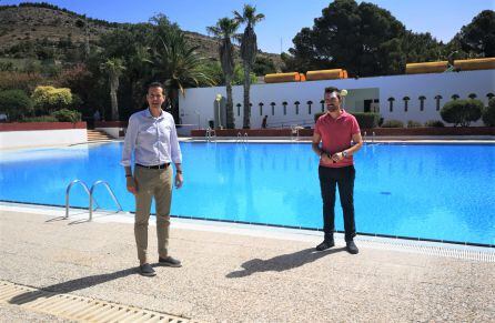 El alcalde de Elda y el edil de Deportes en las piscinas de San Crispín