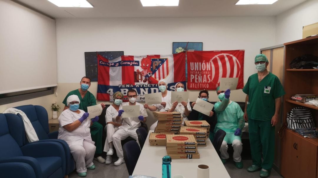 Los colchoneros han hecho llegar pizzas, dulces y otros productos al personal que afronta de cerca la lucha contra el Covid-19