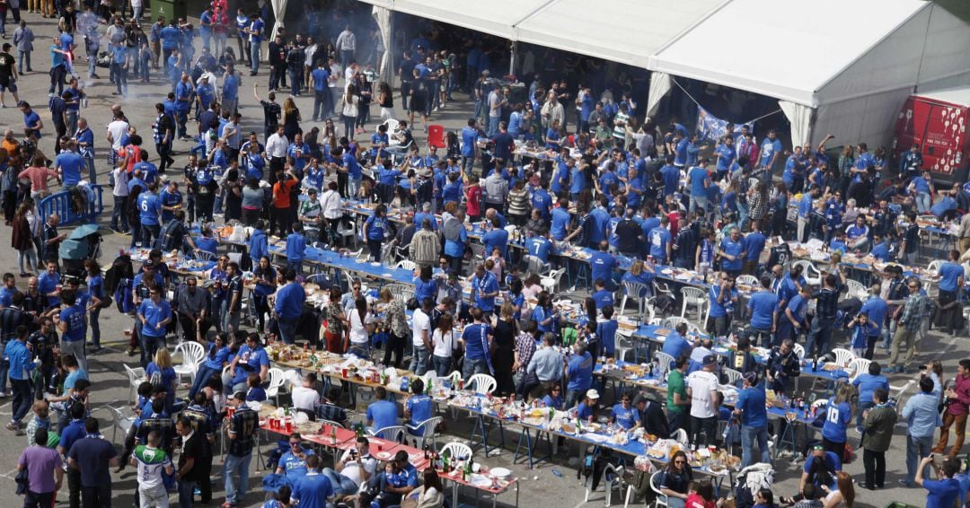 Celebración del aniversario del club en el parking del Carlos Tartiere