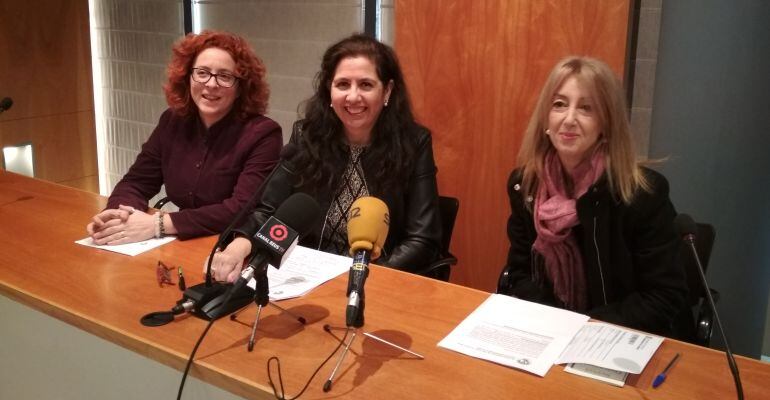 La secretària de la Comissió de per la defensa dels drets dels animals, Montserrat Tutusaus; la Degana del Col·legi d’Advocats de Reus, Encarna Orduna; i la Responsable de la Comissió per la defensa dels drets dels animals, Yvonne Figueras.