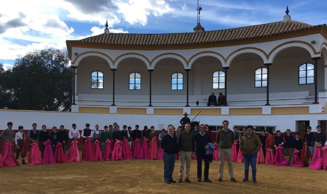 Foto de familia de los profesores de la Escuela de Tauromaquia de Sevilla y sus alumnos