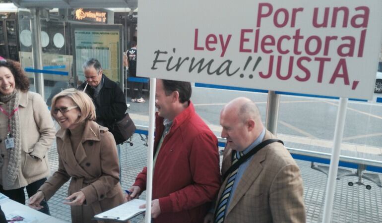 Rosa Díez (UPYD) en Málaga recogiendo firmas