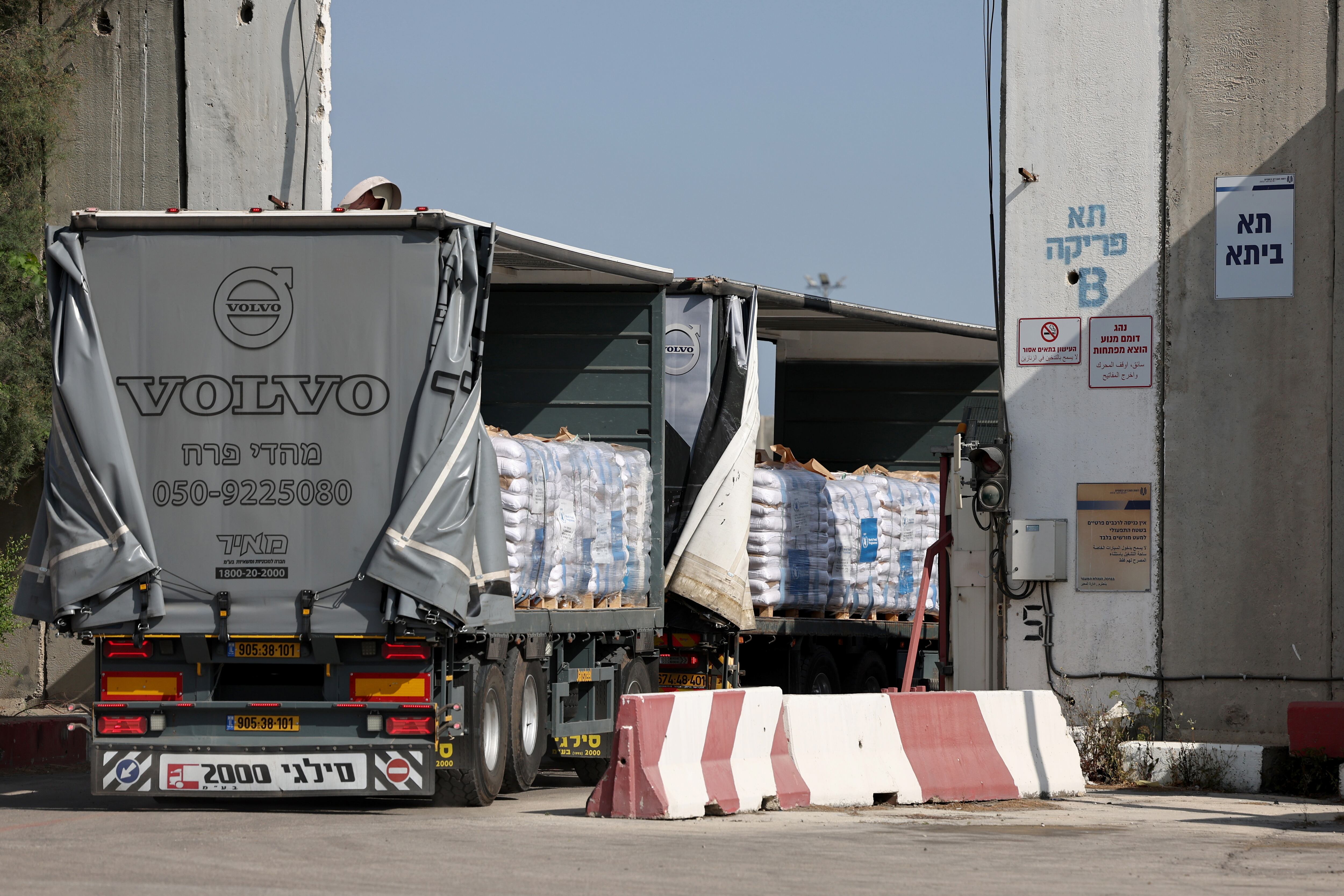 Kerem Shalom crossing (Israel), 22/05/2025.- Trucks carrying aid wait to enter the Gaza Strip at the Kerem Shalom crossing, in southern Israel, 22 May 2025. According to the UN half a million people, or one in five people in the Strip are facing starvation while the entire population of the Gaza Strip continues to face a critical risk of famine following 19 months of conflict, mass displacement and severe restrictions on humanitarian aid. EFE/EPA/ATEF SAFADI
