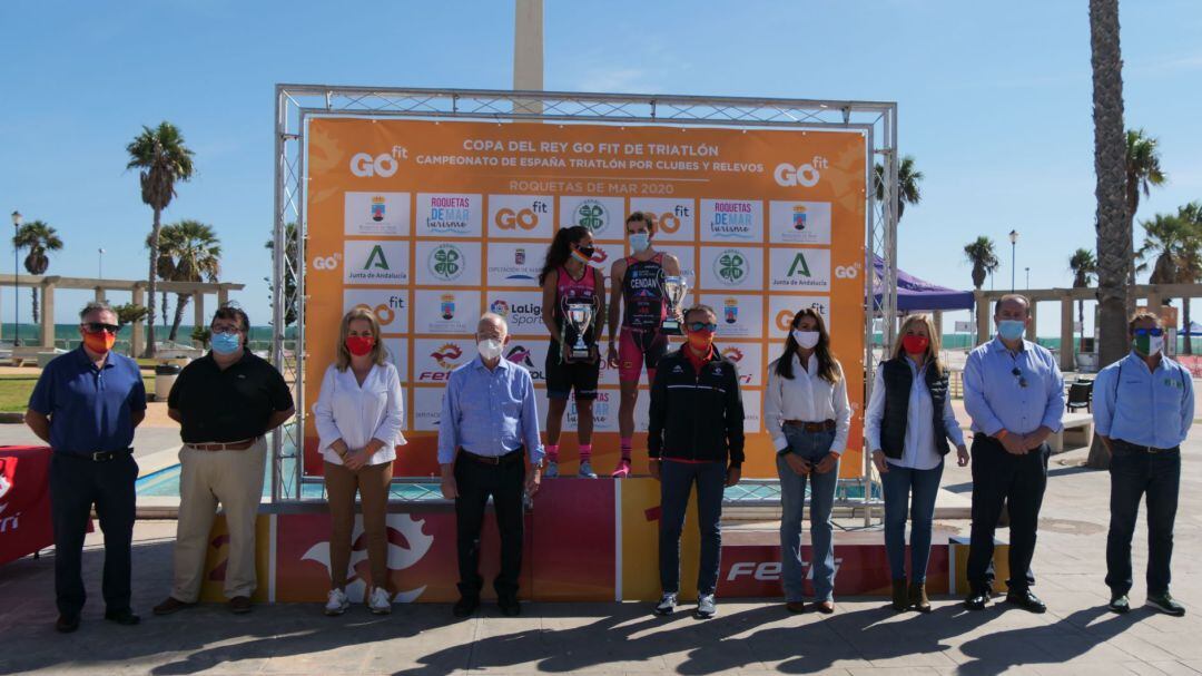 El podio de Roquetas con las campeonas y las autoridades.