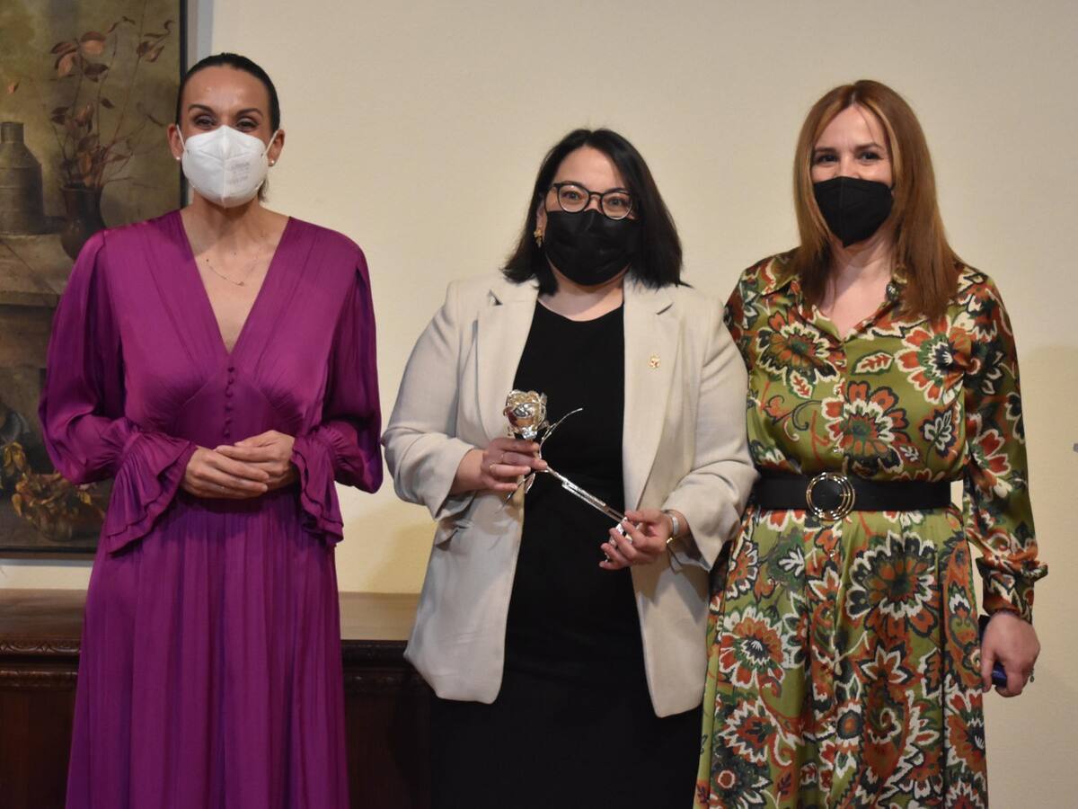 Yolanda Gómez dedica el premio Rosa de Pasión a "todas y cada una de las valientes costaleras" de la Coronación de Espinas