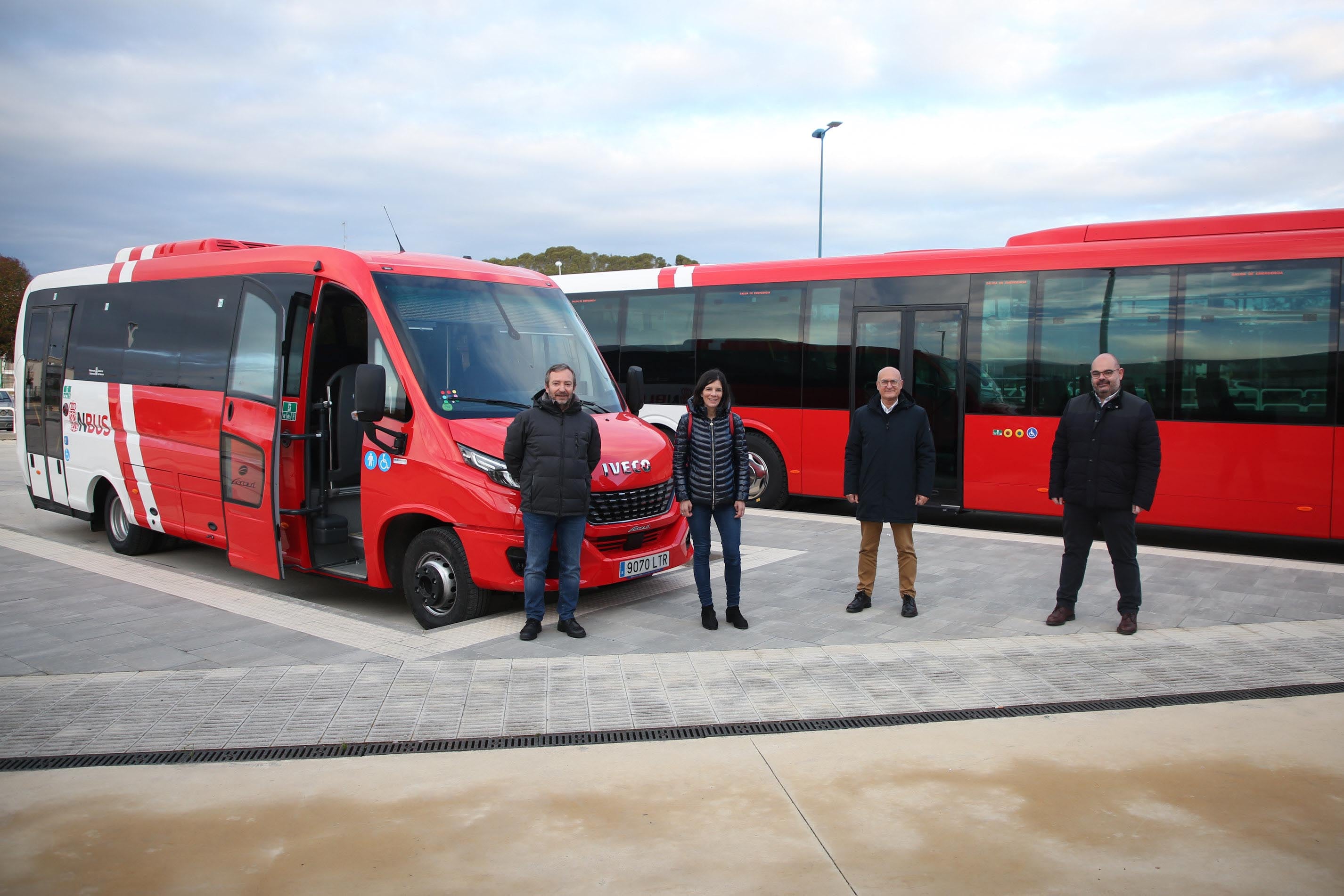 El alcalde de Tafalla, Jesús Arrizubieta, la directora general de transportes, Berta Miranda; el Consejero Bernardo Ciriza y Agustín Gutiérrez, de Autobuses Hermanos Arriaga e Interurbana de Autobuses