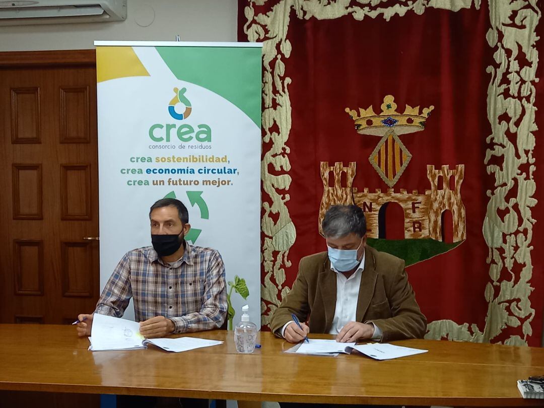 Firma del convenio entre el Alcalde de Banyeres y el Presidente del Consorcio CREA