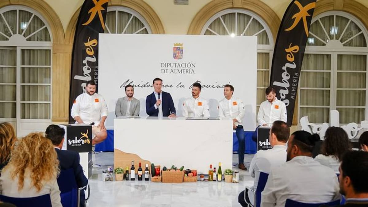 Diputación y ‘Sabores Almería’ arropan a los cocineros en la presentación de ‘Almería Gastronómica’