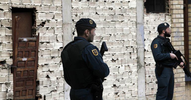 Dos agentes de la Guardia Civil, junto a la puerta de la bajera en la que se han producido los registros dentro de la operación abierta contra los radicales de Osasuna, los Indar Gorri.