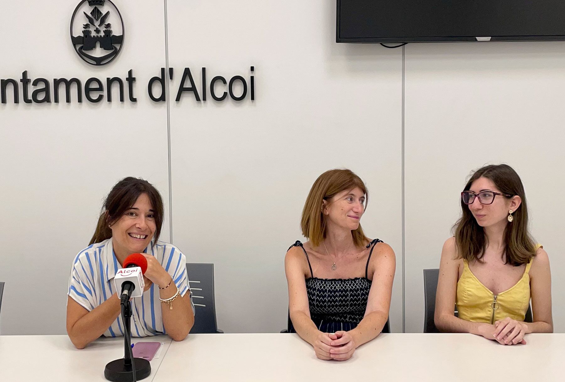 La concejal Lorena Zamorano y las representantes del Grup de Danses Sant Jordi durante la presentación de la actividad para la Feria Modernista