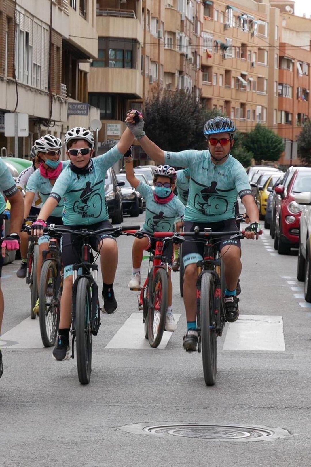 Candelo llega a la meta con su hijo en la carrera solidaria del pasado verano