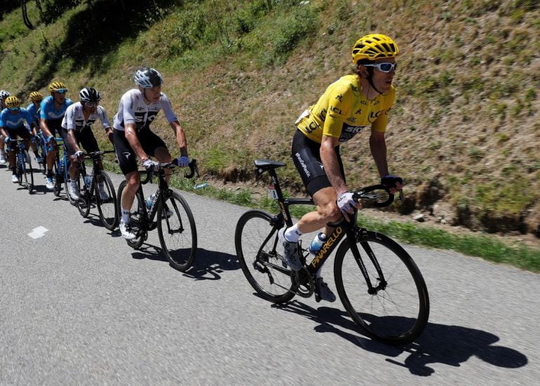 El ciclista británico del Sky y líder de la general, Geraint Thomas rueda con el pelotón