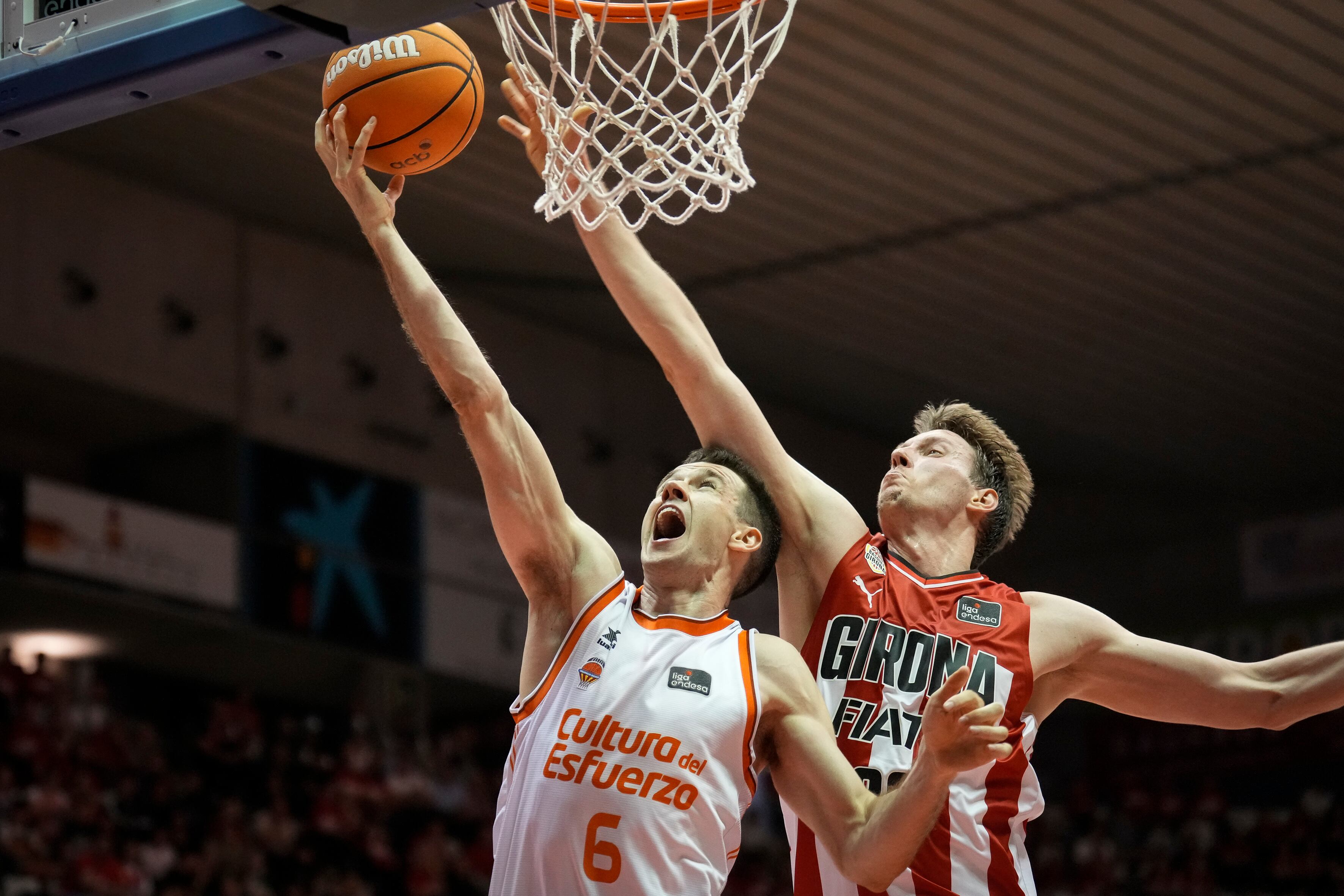 GIRONA (ESPAÑA), 17/05/2025.- El alero del Valencia Basket Xabi López-Arostegui (i) entra a canasta defendido por Mindaugas Susinskas, del Básquet Girona, durante el partido de la Liga Endesa de baloncesto que se disputa este sábado en el pabellón de Fontajau de Girona. EFE/David Borrat.