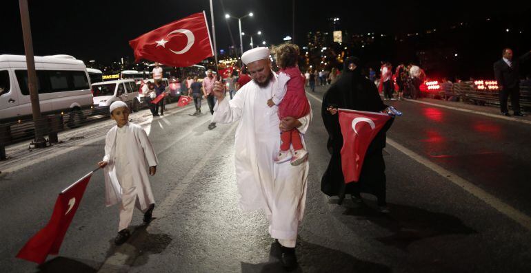 Simpatizantes del presidente turco, Reep Erdogan, sostienen banderas turcas durante una manifestación en Estambul.