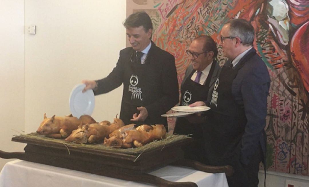 Tras la jornada se degustaron varios cochinillos tras su trichado con el plato