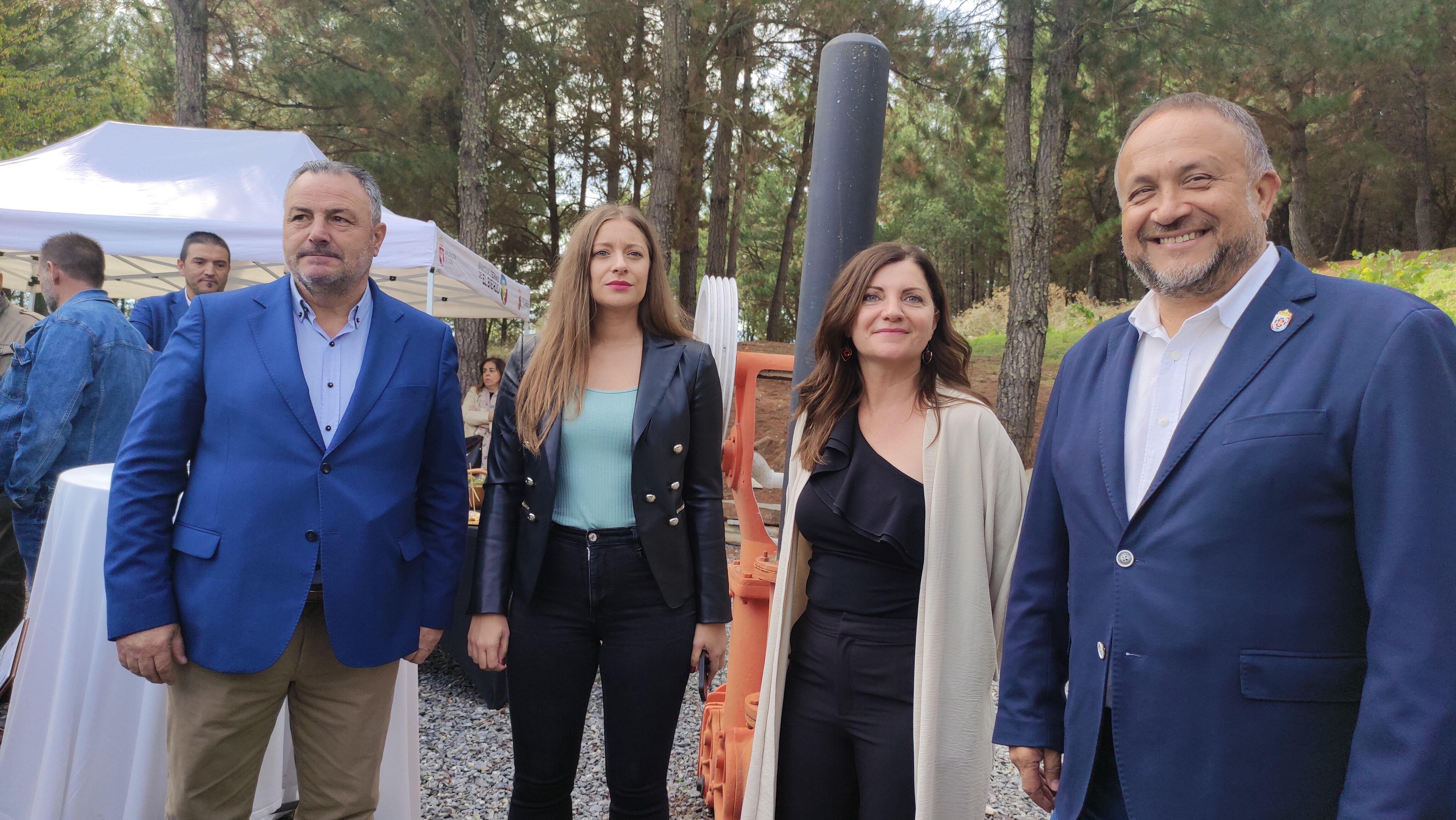 El alcalde de Camponaraya, Eduardo Morán (izq.), la delegada territorial, Ester Muñoz, la mantenedora Mónica González y el presidente del Consejo Comarcal del Bierzo, Gerardo Álvarez Courel