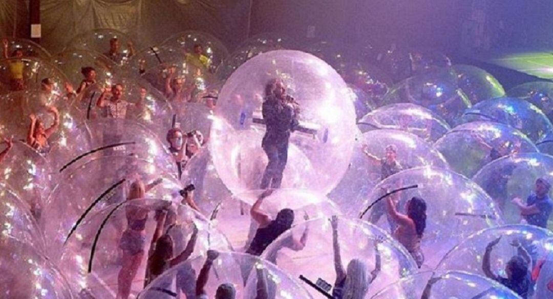 Las burbujas de plástico llenan la pista del concierto de The Flaming Lips en Oklahoma City.