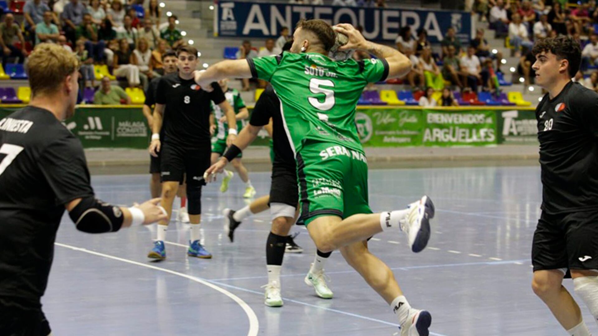 Soto tirando a portería en el Dólmenes - Herencia