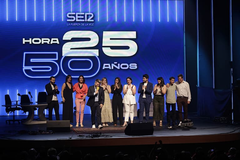 Todo el equipo de &#039;Hora 25&#039; junto a Aimar Bretos en la despedida del especial por los 50 años de &#039;Hora 25&#039;.