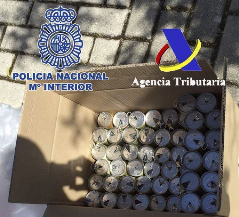 Fotografía facilitada por la Policía Nacional que ha intervenido hoy en el Aeropuerto Adolfo Suárez Madrid-Barajas veinte kilos de cocaína de gran pureza en estado líquido y escondidos en el interior de botes de bebidas de frutas.