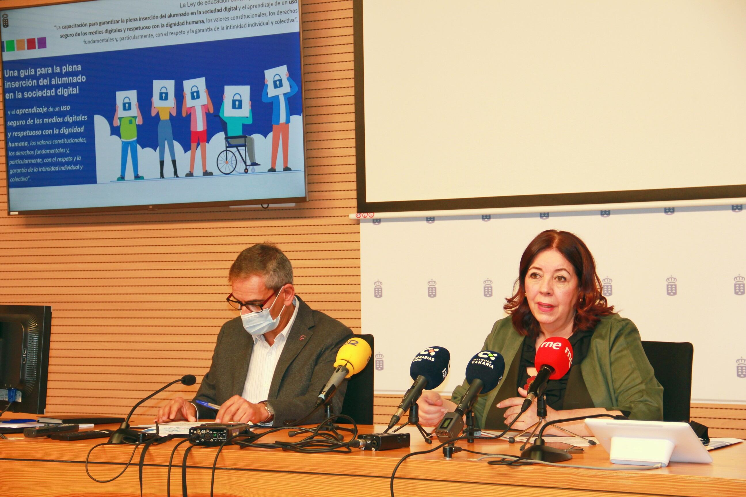 Gregorio Cabrera y Manuela Armas durante la presentación de la guía.