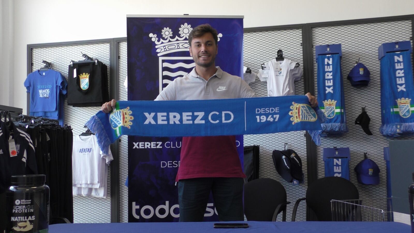 Rodri posando con la bufanda del Xerez CD