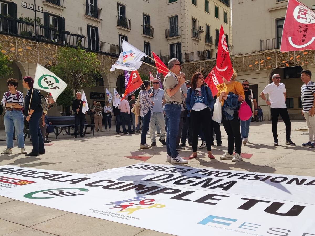 Los funcionarios le complican el final de la campaña a Barcala con la primera huelga de la historia del Ayuntamiento de Alicante