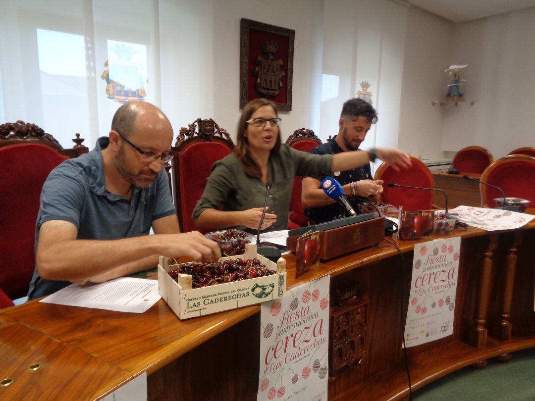 De izquierda a derecha, Eduardo Hernando, Olga Maderuelo, concejal de Comercio y Consumo, y Daviz Izquierdo, cocinero de El 51 del Sol