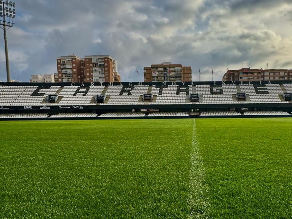 La política de austeridad del FC Cartagena le lleva a estudiar alternativas a Royalverd para el mantenimiento del césped