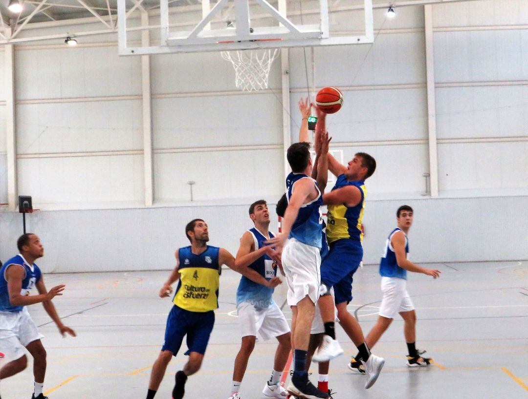 Pivot dianense atacando el aro contrario.