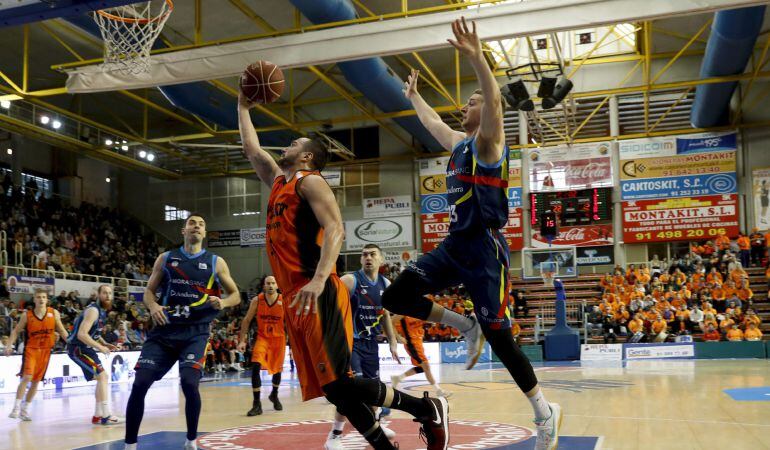 El alero del Fuenlabrada Ivan Paunic (c) entra a canasta ante varios jugadores del Andorra. El serbio terminó con 22 puntos.