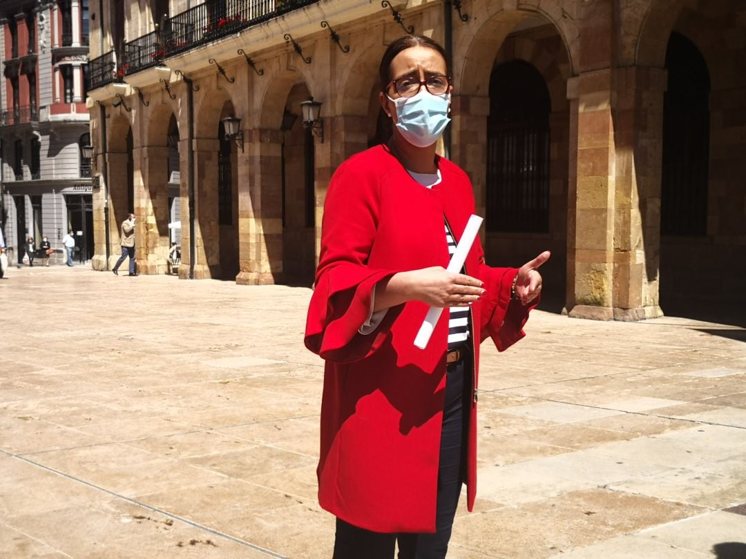 Covadonga Díaz, concejala de Festejos de Oviedo en la plaza de la Constitución, frente al Ayuntamiento.