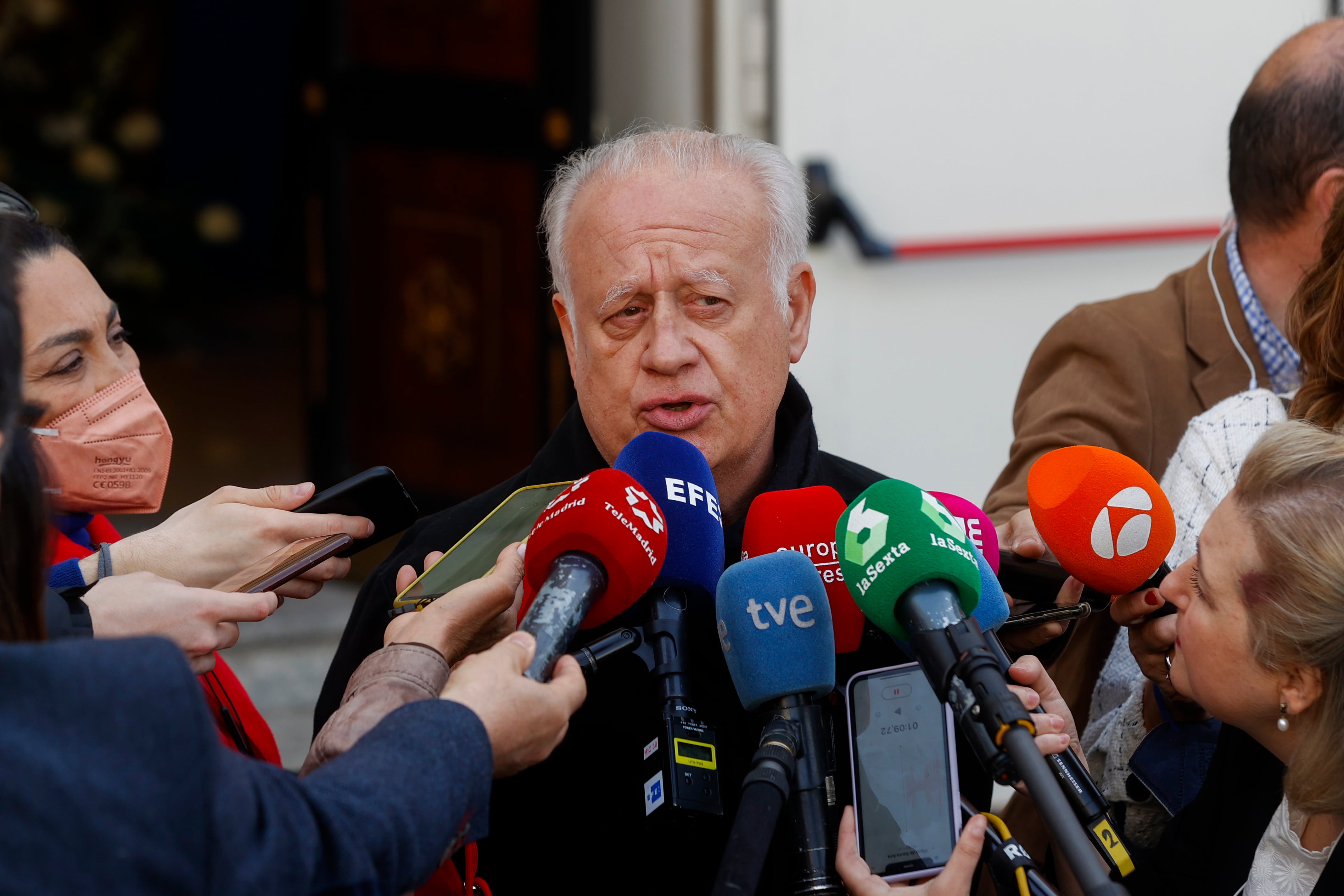 El actor Juan Echanove hace declaraciones a los medios a su llegada a la capilla ardiente del actor Juan Diego, instalada este viernes en el Teatro Español en Madrid.