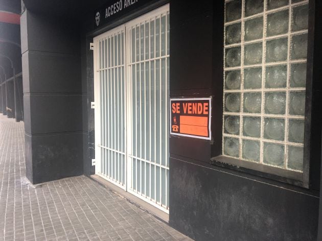 Cartel de &#039;Se vende&#039; junto a la puerta presidencial de Mestalla.