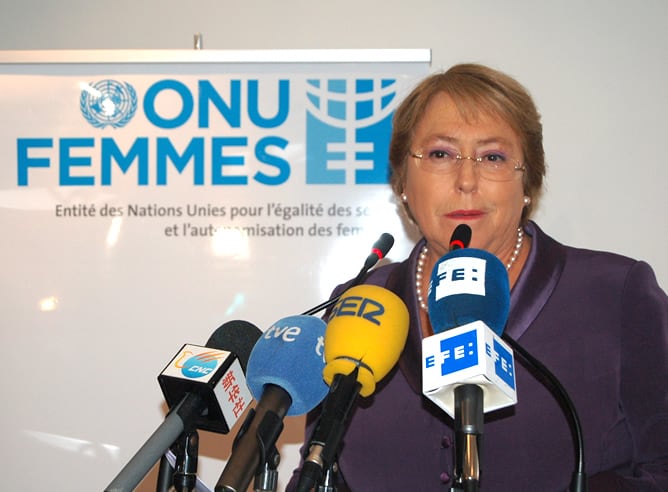 La directora ejecutiva de ONU Mujeres, la chilena Michelle Bachelet, se ha lamentado este jueves en rueda de prensa en Rabat del papel secundario reservado a las mujeres en los nuevos gobiernos de la región árabe.