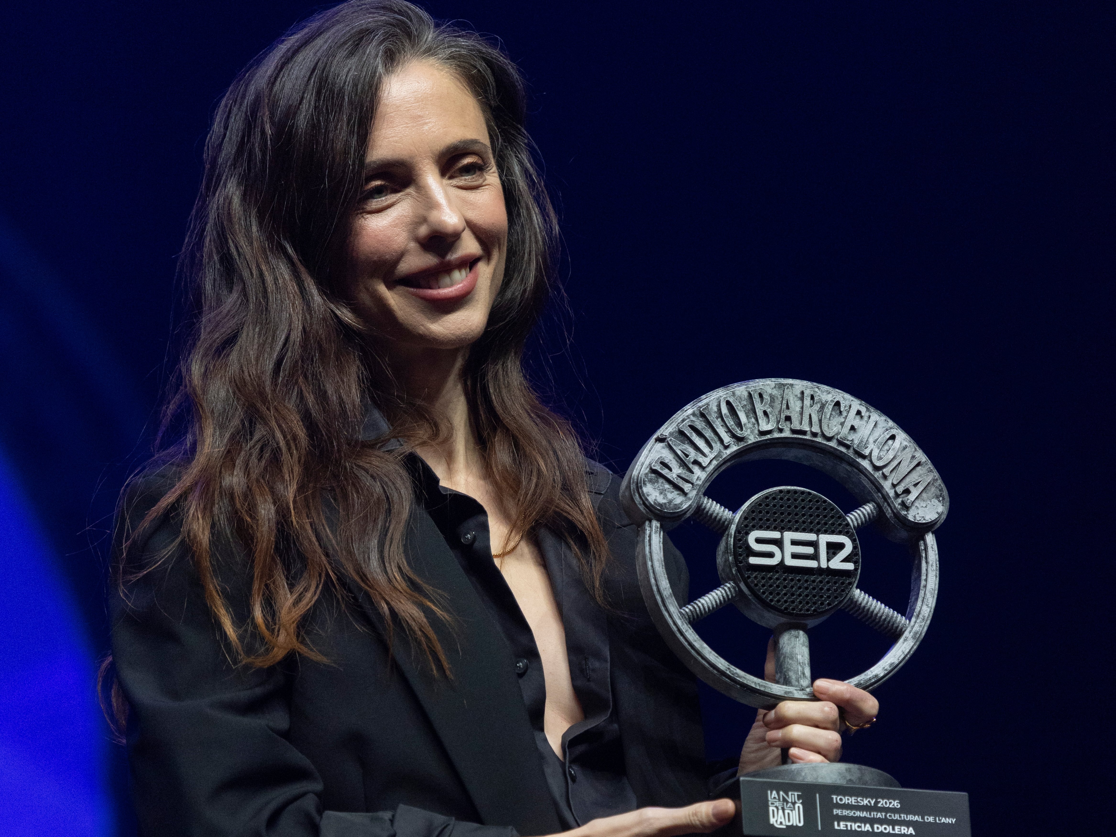 La actriz y directora Leticia Dolera recibe el Premio Toresky a la Personalidad Cultural del Año durante la primera edición de La Nit de la Ràdio, un acontecimiento anual para celebrar el Día Mundial de la Radio, organizado por SER Catalunya en el Teatre Tívoli, en Barcelona.