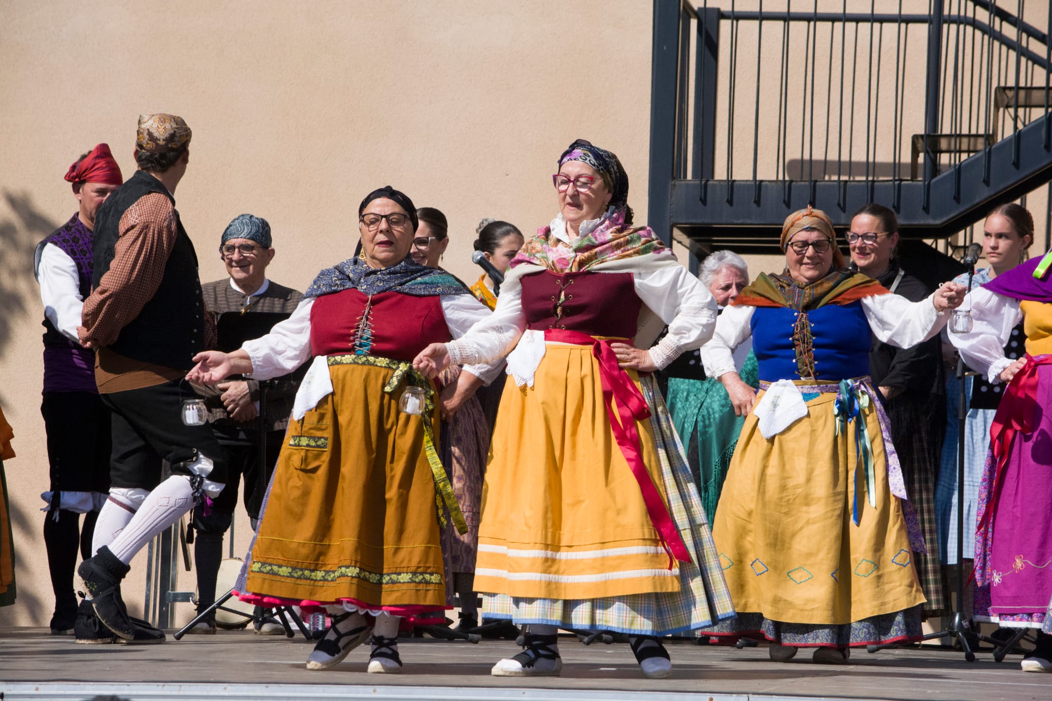 Agrupación Santa Leticia de Ayerbe interpretando jotas aragonesas