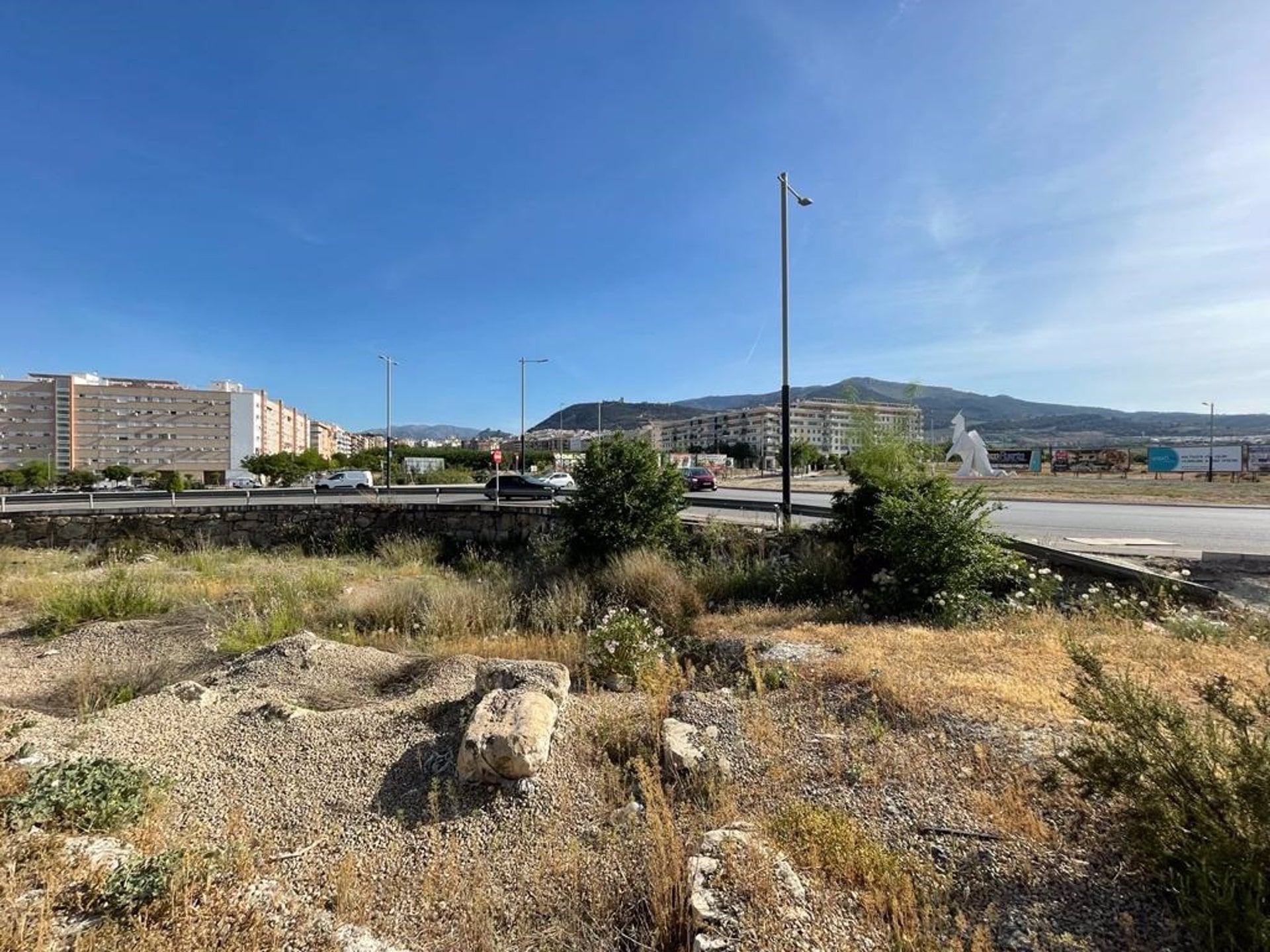 Solar donde se halla la Almazara Villa de Los Robles, en Jaén, y donde el Ayuntamiento proyecta el Centro de Innovación Turística de los Paisajes Olivareros de Andalucía