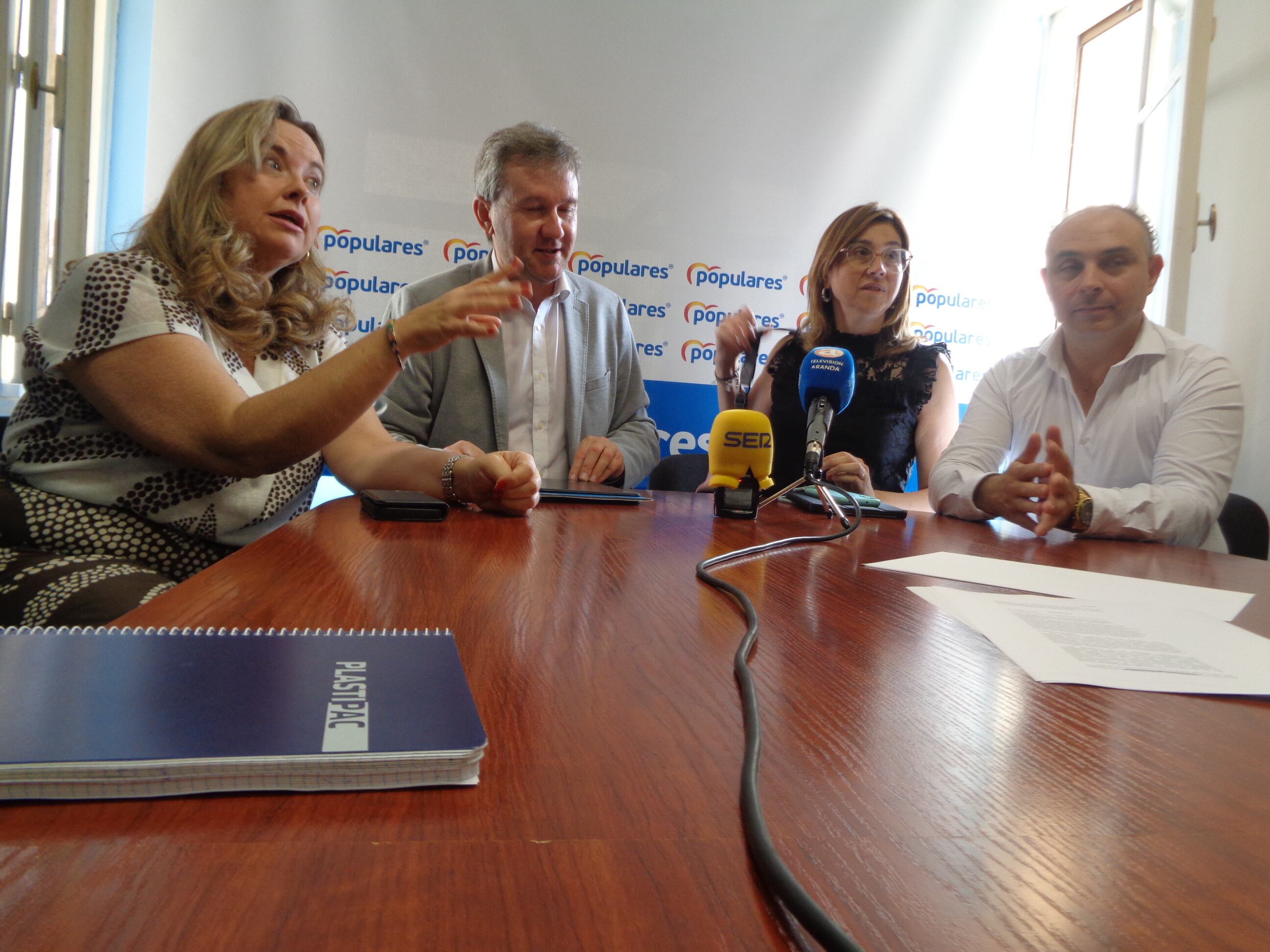 De izq. a dcha. la senadora Cristina Ayala, Javier Lacalle, la alcaldesa de Aranda, Raquel González, y el procurador regional Emilio Berzosa