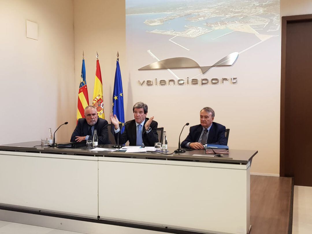 Aurelio Martínez, presidente de la Autoridad Portuaria de Valencia, en el centro de la comparecencia