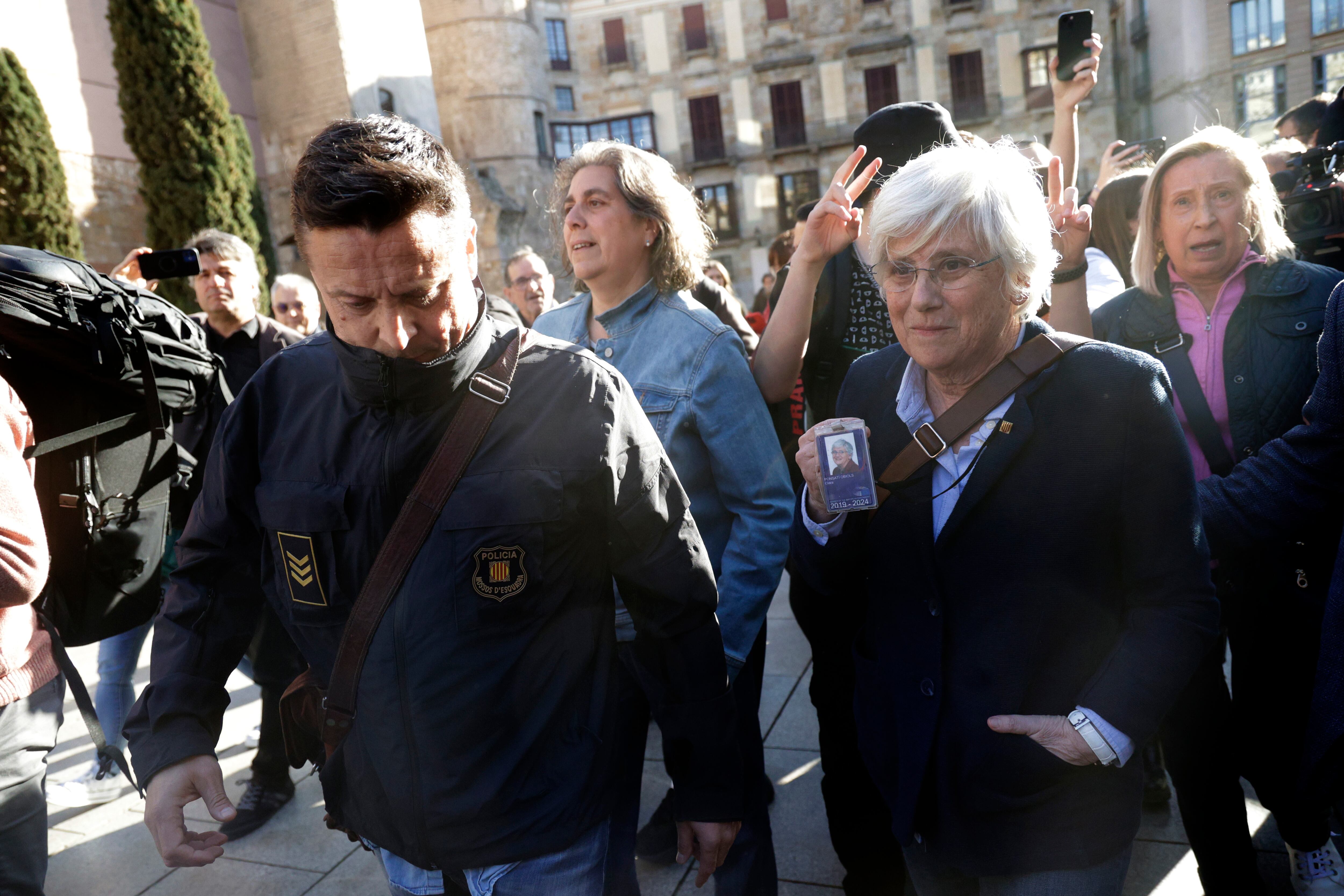 GRAFCAT8154. BARCELONA, 28/03/2023.- La eurodiputada de JxCat Clara Ponsatí, exconsellera del Govern de Carles Puigdemont que huyó tras la declaración unilateral de independencia de 2017, es detenida por un mosso d'esquadra mientras enseña su acreditación de eurodiputada, en la plaza de la Catedral de Barcelona, tras haber cruzado este martes la frontera francoespañola para regresar a Cataluña, sin entregarse a las autoridades pese a su orden de detención. EFE/Quique Garcia