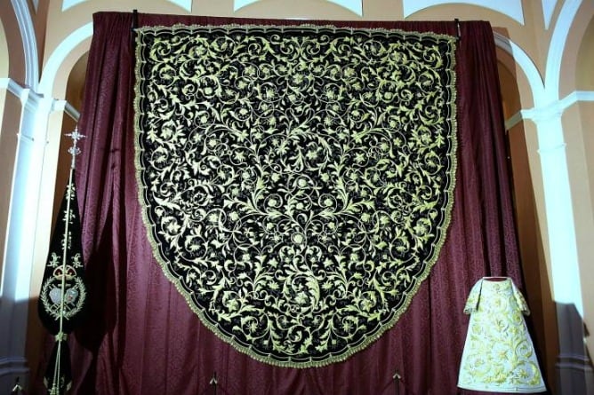 El manto y la saya realizados por Grande de León se exponen haste el viernes en el Ayuntamiento.