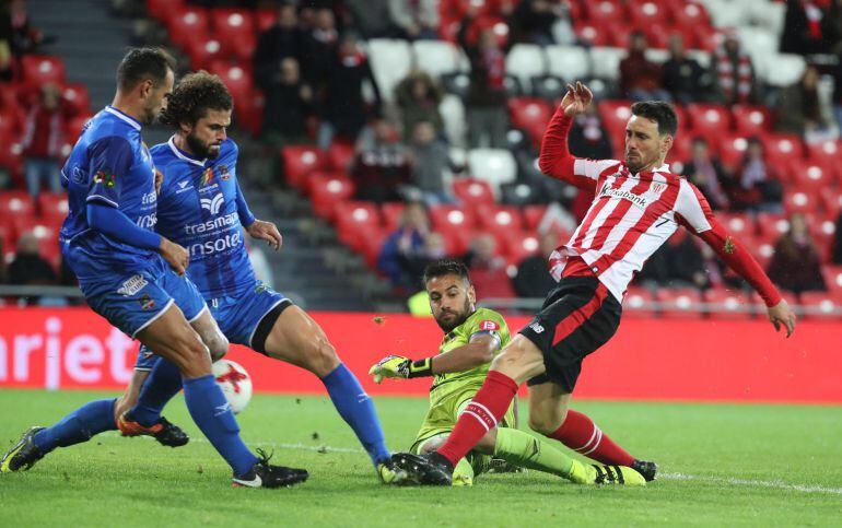 Los jugadores se pelean por un balón.