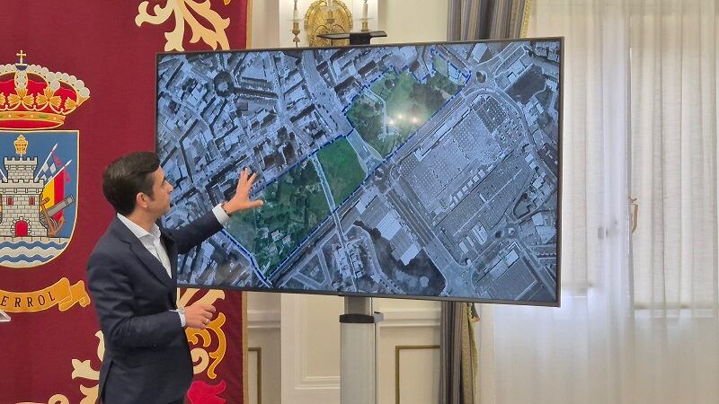 El alcalde de Ferrol indica en el plano la zona donde se actuará. Foto/Concello Ferrol
